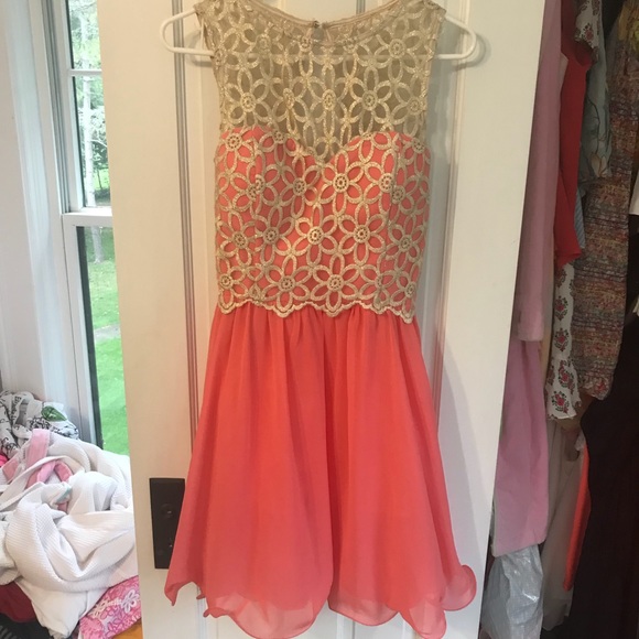 Fun dress with sparkly top and chiffon bottom - Picture 1 of 4